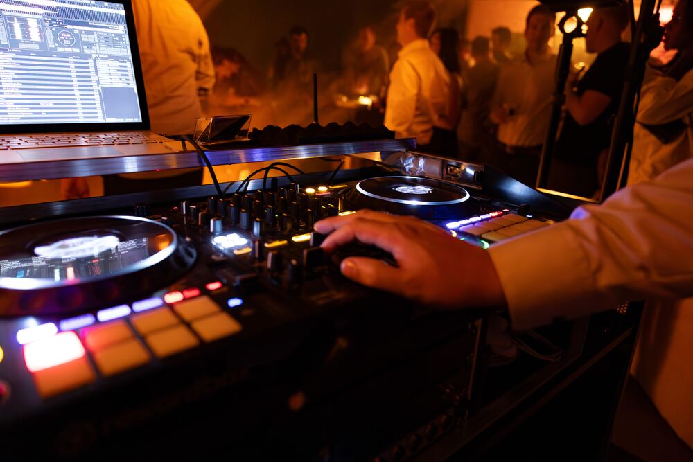 DJ Florian Wiepcke am Mischpult im Einsatz