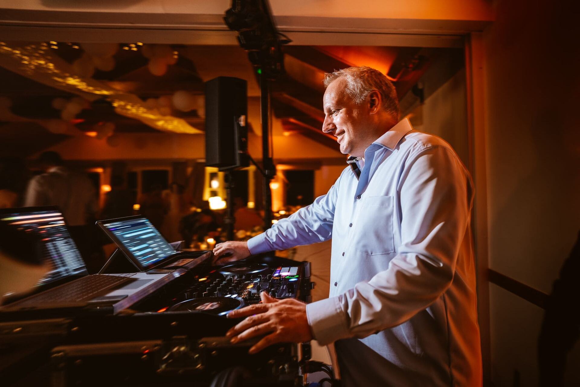 DJ Florian Wiepcke am Mischpult im Einsatz