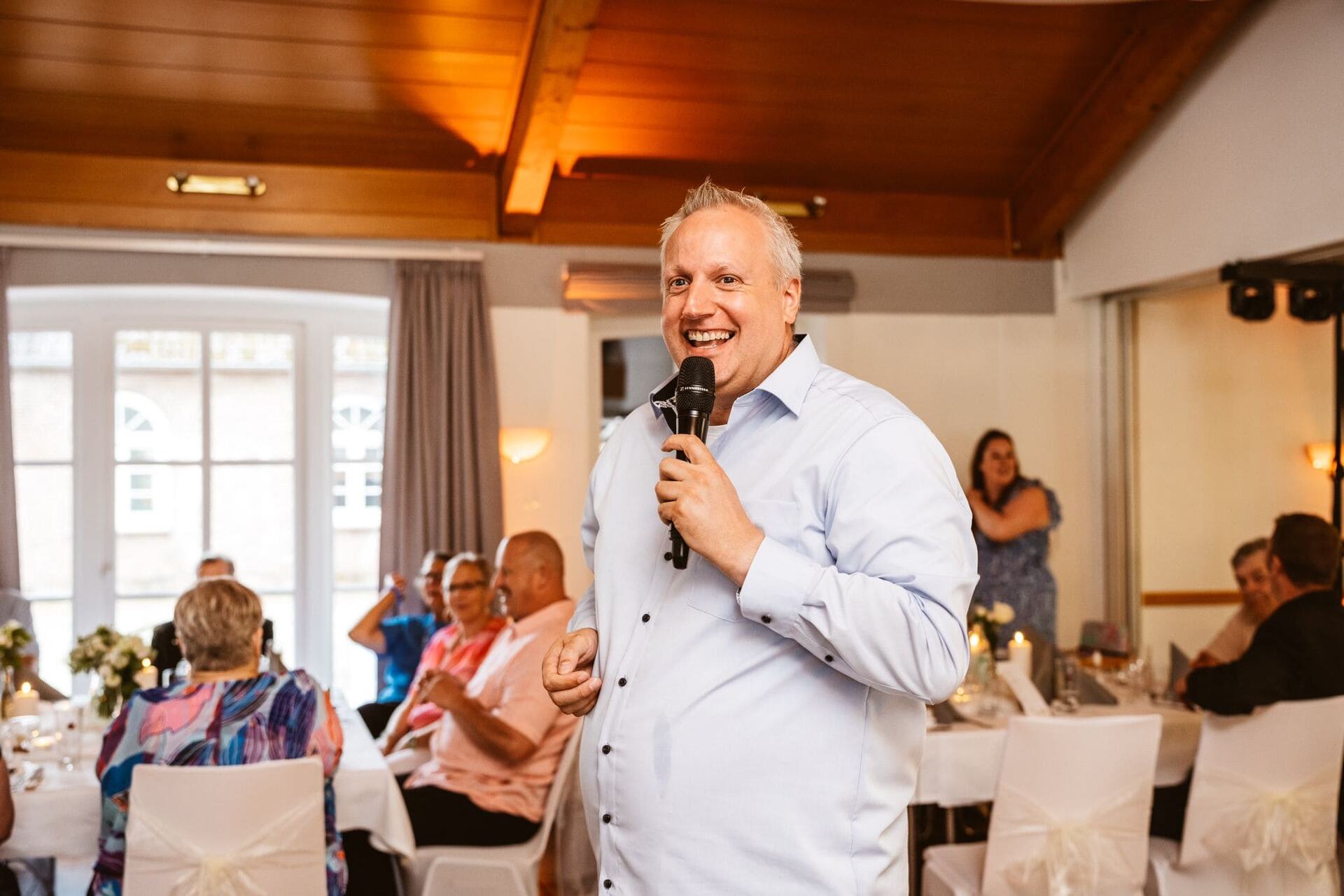 DJ Florian Wiepcke bei der Moderation