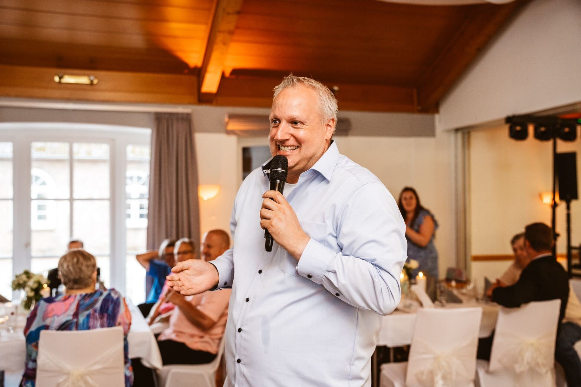 DJ Florian Wiepcke bei der Moderation eines Firmenevents