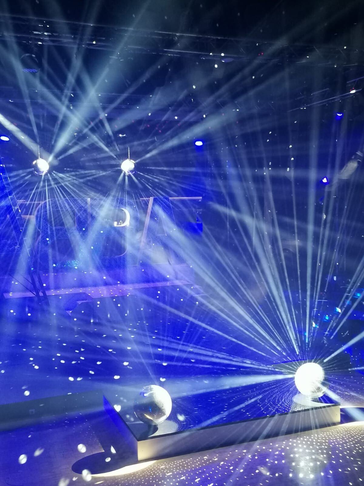 Lichtshow mit Discokugeln bei einem Event