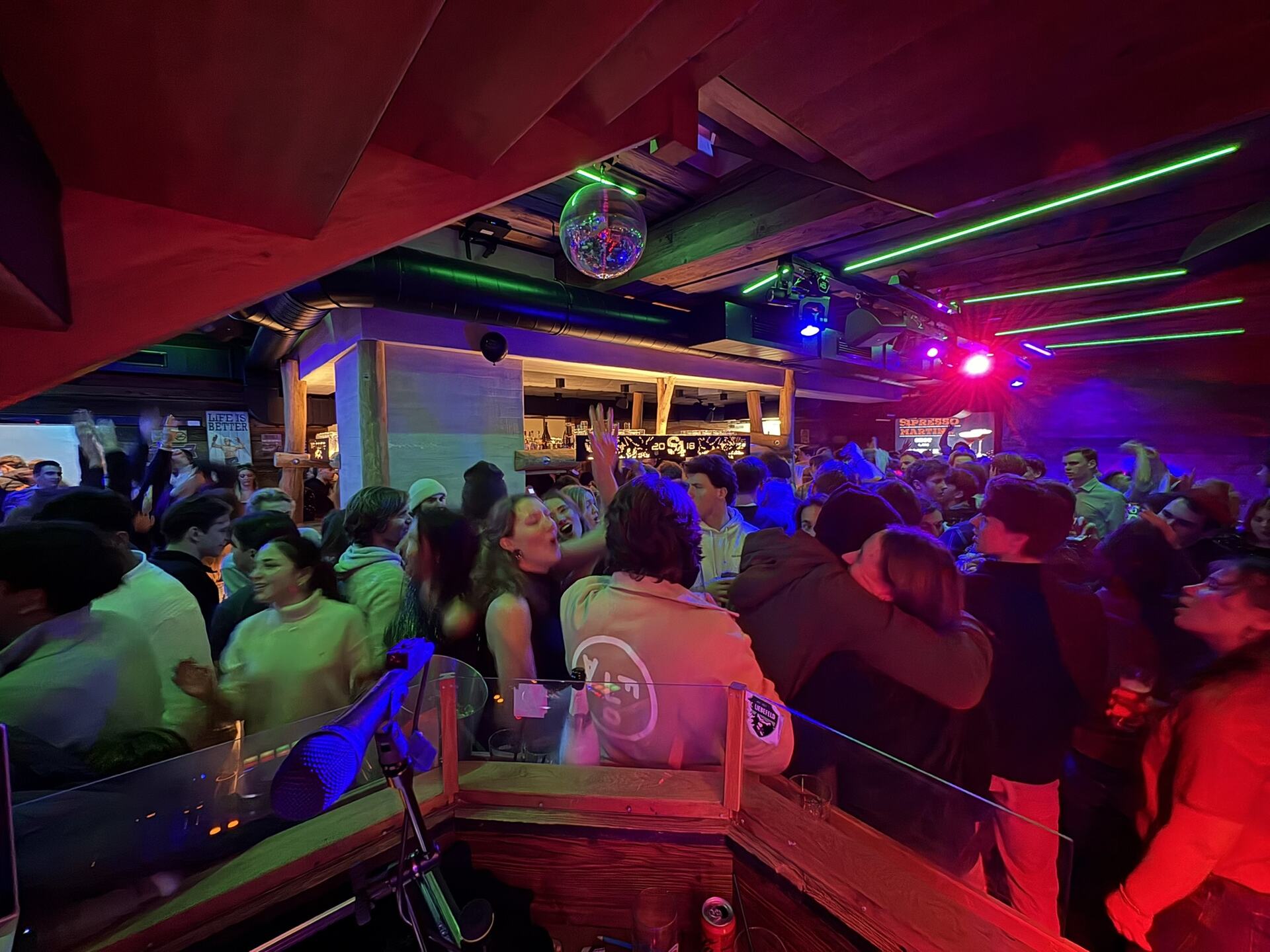 Partystimmung mit Discokugel
